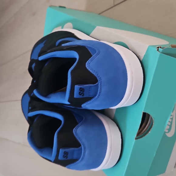 Nike Black and Blue Sneakers Size 11 Mens Shoes - Picture 4 of 6